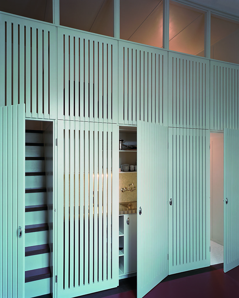 Das Bild zeigt die den alten Lagern nachempfundenen Schlafemporen im Gästehaus (Foto: Walter Mair)