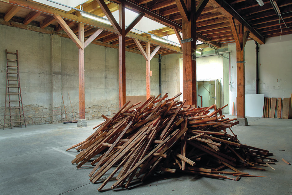 Das Bild zeigt Holzlatten, wie ein Kunstwerk aufeinander geschichtet (Foto: Michael Fritschi)