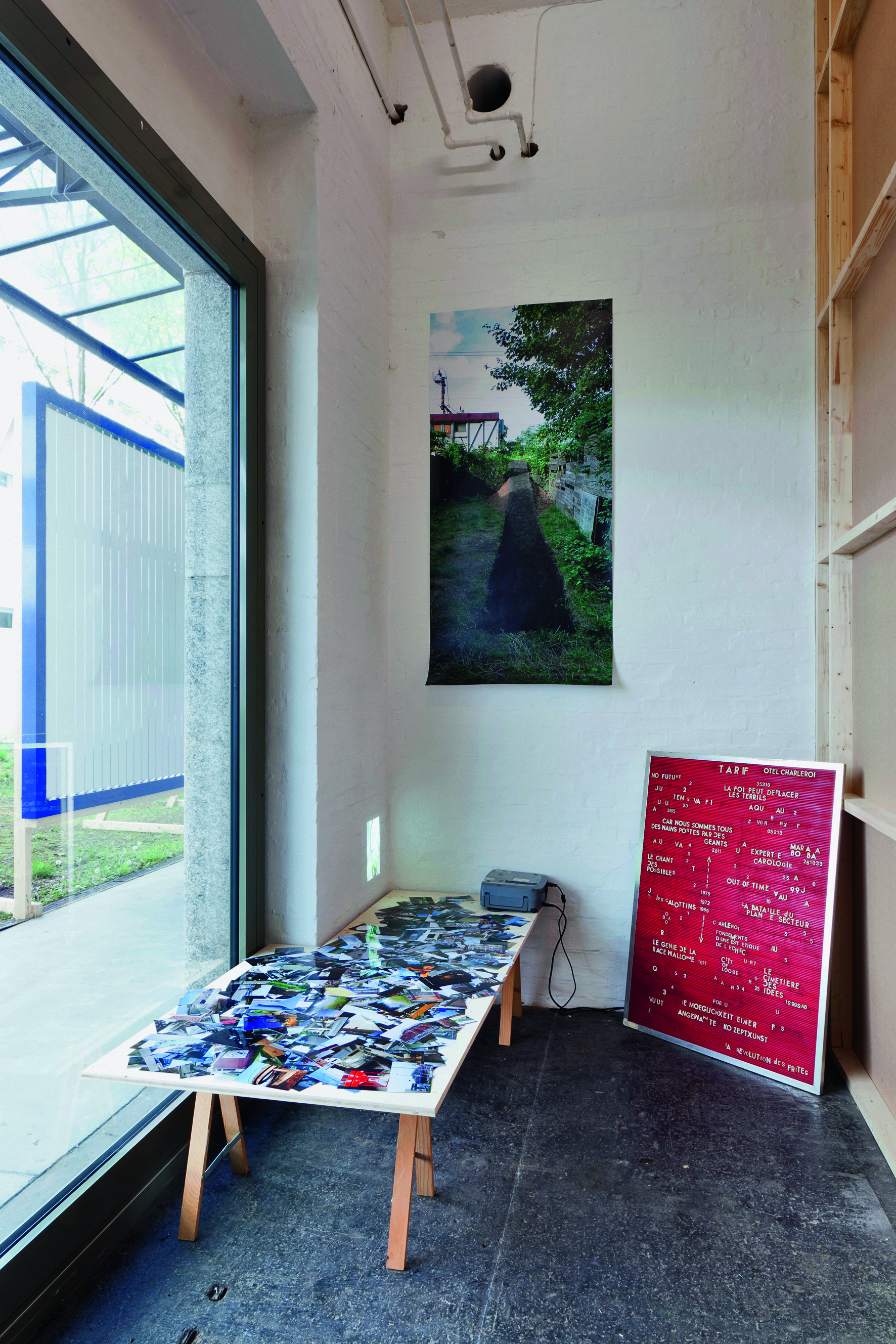 Erinnerungen an Charleroi: im Hintergrund das Plakat, das den neuen Zugang über die Gleise durch den Garten in die Wohnung zeigt