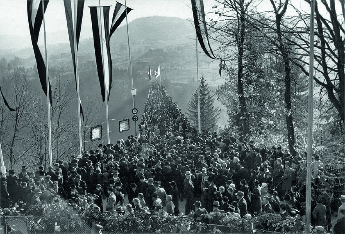 Die Haggenbrücke bei der Einweihung 1937. Bereits beim Eröffnungsanlass traten starke Schwingungen auf