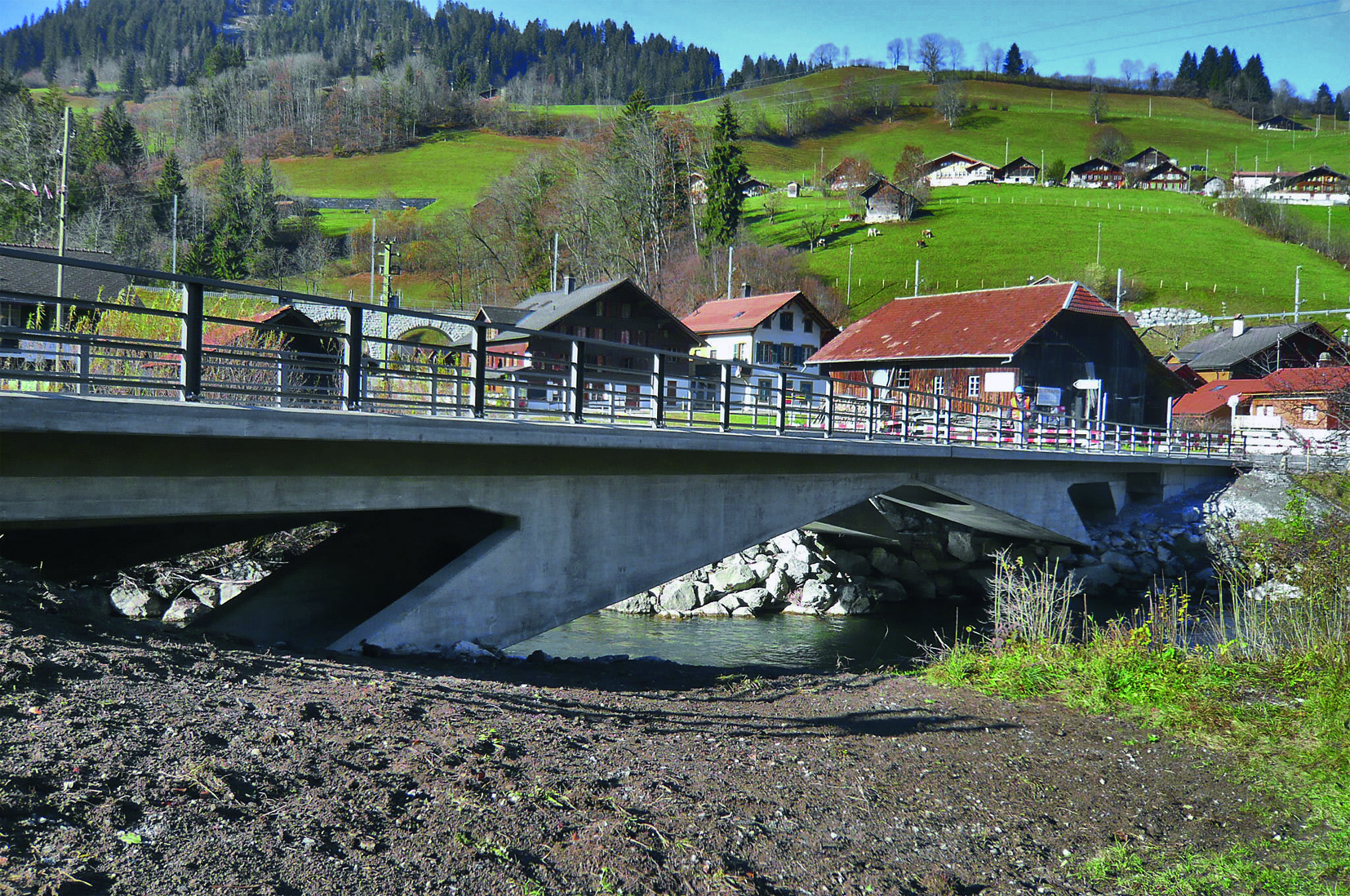 Die instand gesetzte Brücke. Mit dem Pfeilhöhe/Spannweite-Verhältnis von nur 1:13.6 ist der Zwillingskastenträger der flachste Kastenträger Maillarts. Stützweite: 32 m, Breite inkl. Auskragungen: 8.30 m, Pfeilhöhe: 2.35 m