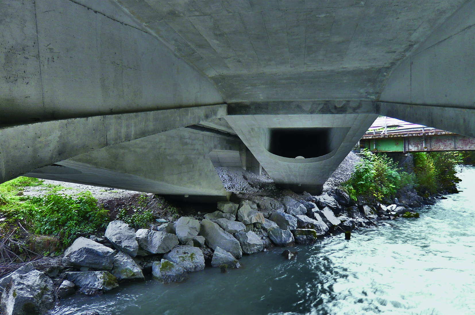 Die verstärkte Brücke mit der sichtbaren Einspannung der Endlängsträger im Widerlager