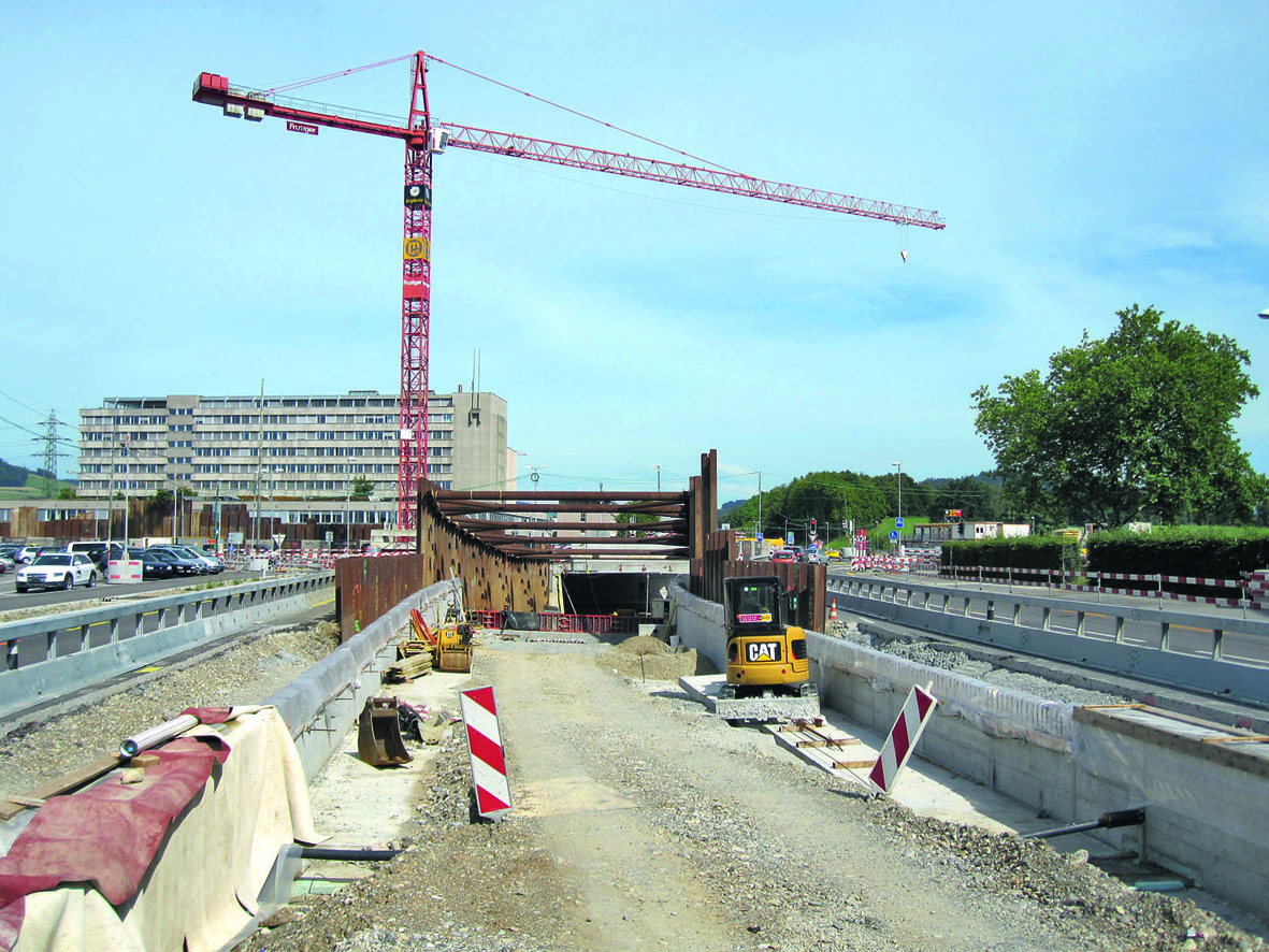 Bauzustand Ende Juli 2011: Zufahrtsrampe über die Winkelriedstrasse in den unterirdischen Kreisel