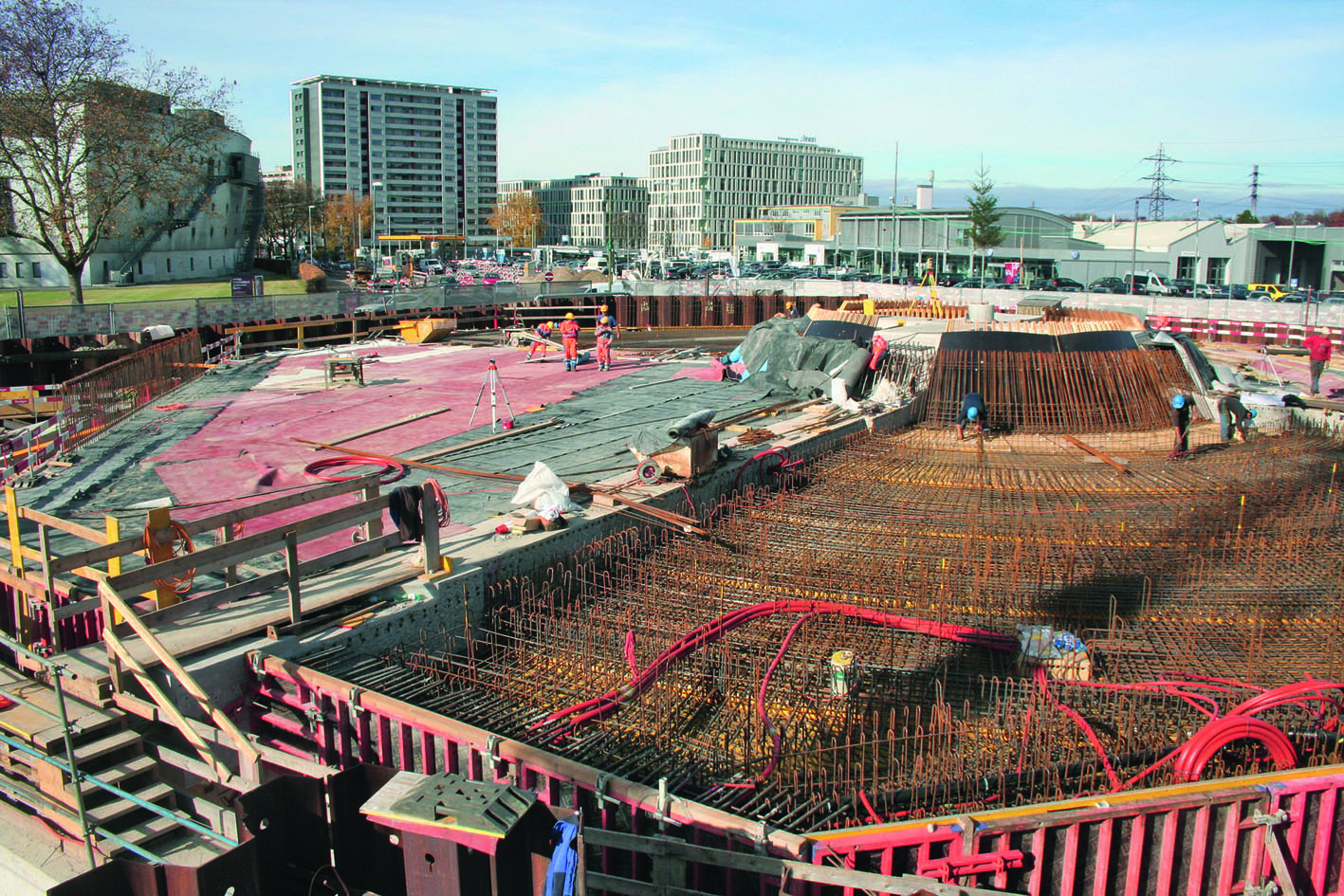 Bewehrungs- und Betonierarbeiten auf der Kreiseldecke