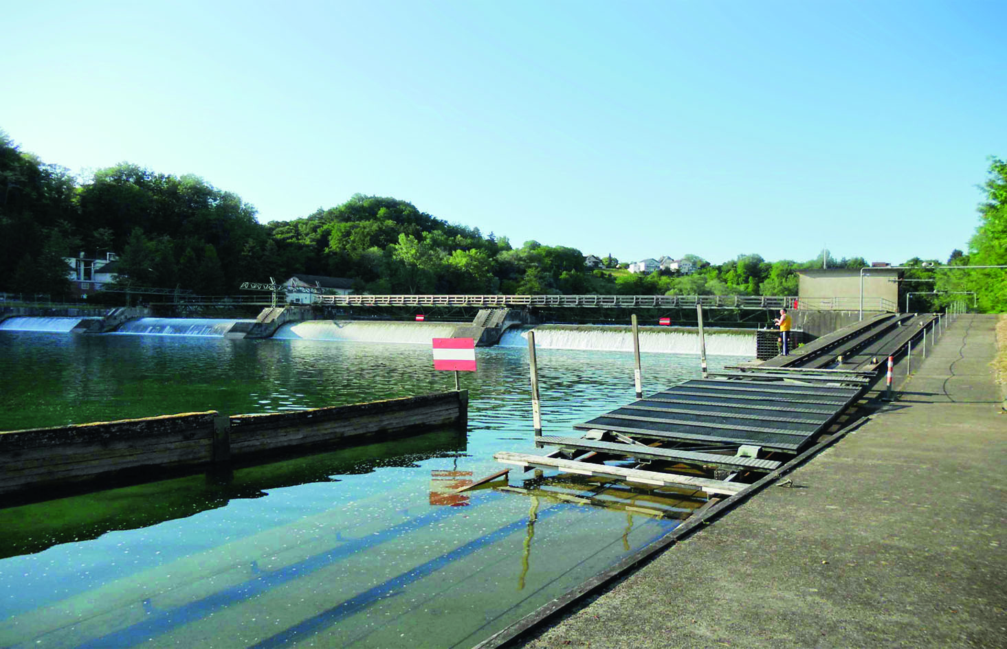 Das obere Hilfswehr staut den Rhein und gewährleistet, dass das ganze Jahr die gesamte Flussbreite benetzt ist. Dank dem Wagen können kleine Boote das Wehr passieren. Aktuell gibt es bei keinem der Wehre eine Vorkehrung, die die Fischgängigkeit garantieren würde.