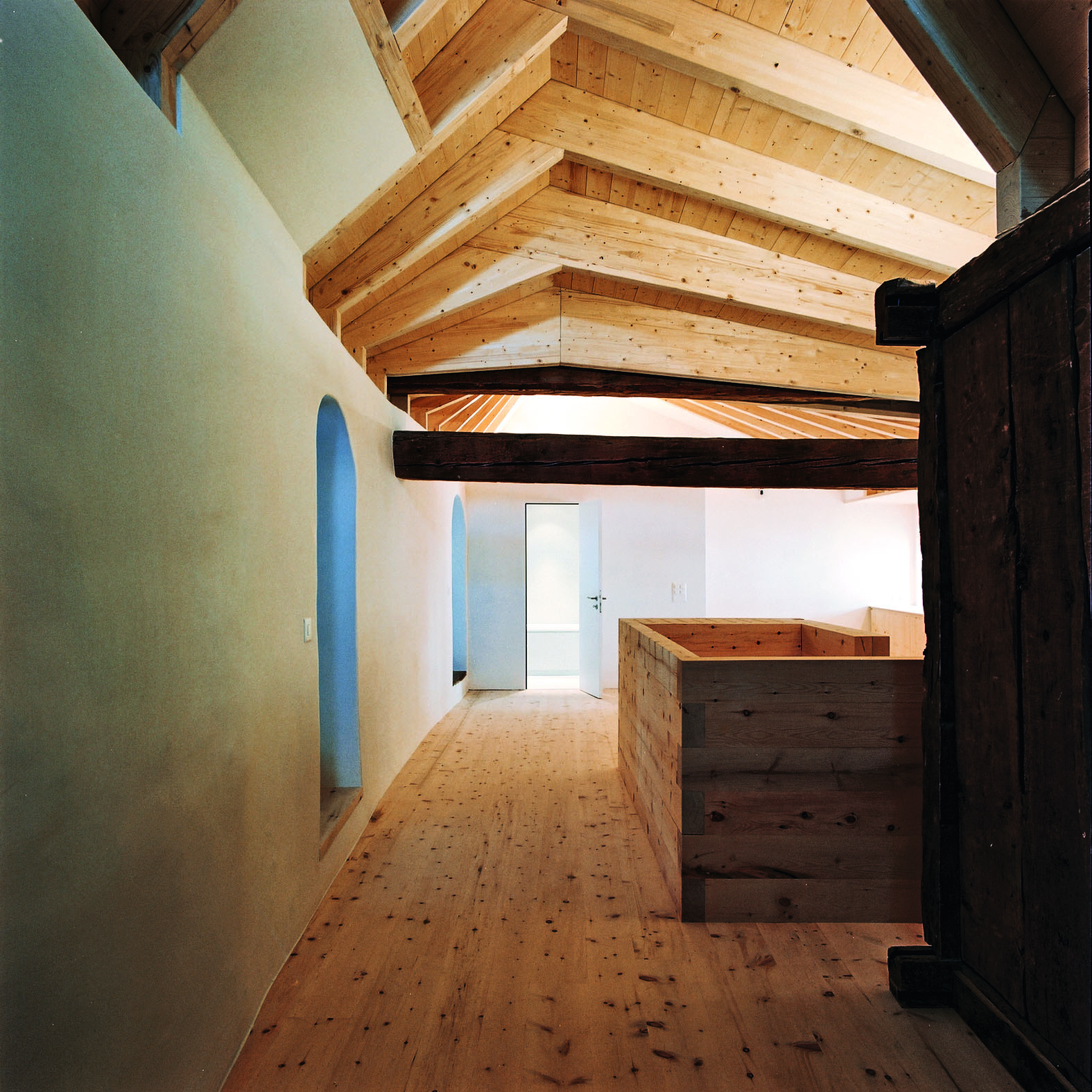 Das Faltwerk im OG erlaubt ein Maximum an Raumhöhe. Rechts im Bild die Stüvetta, links die beiden Gewölberäume