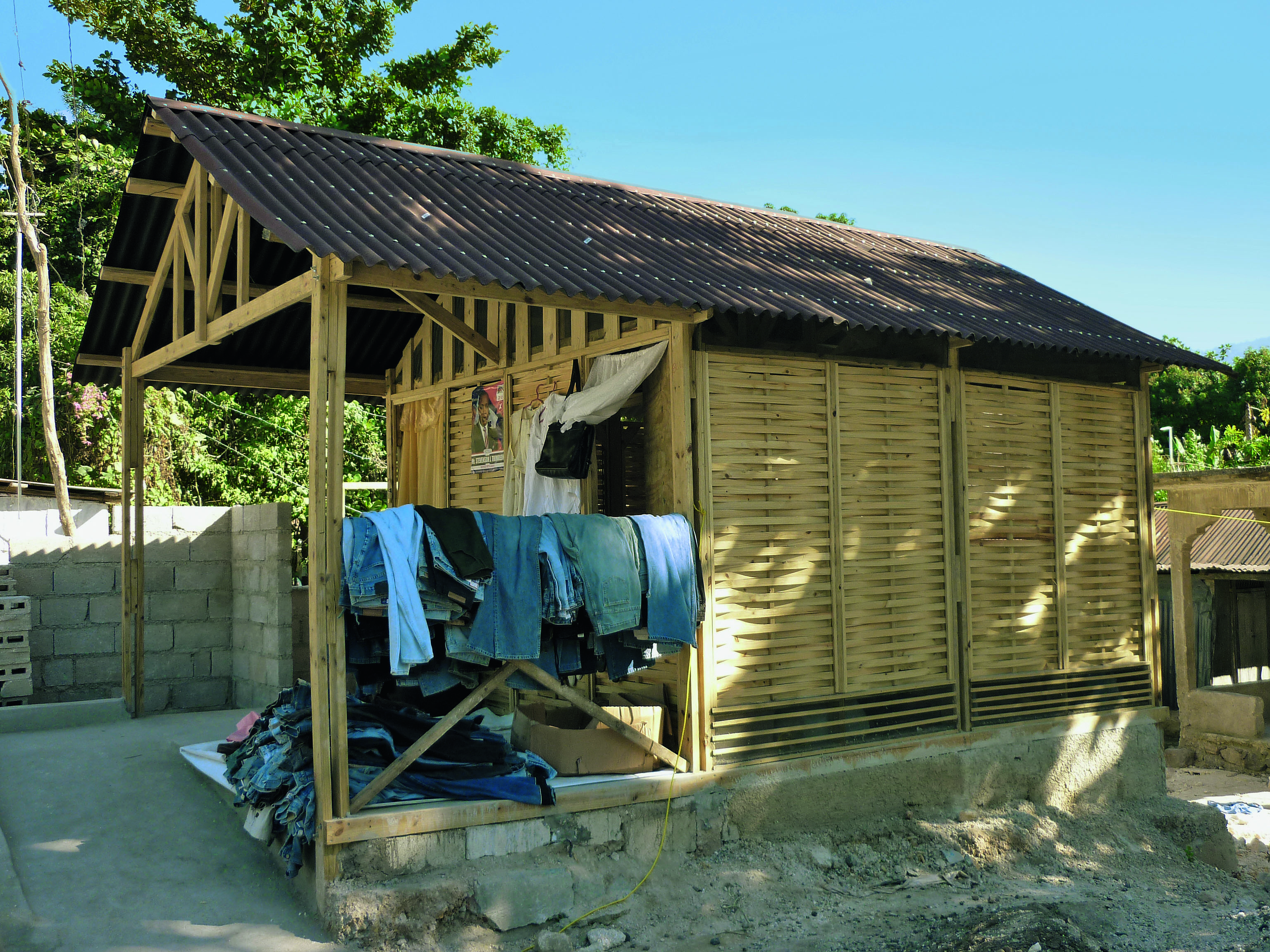 Die Shelter von «Handicap International» orientieren sich an lokalen, ländlichen Hütten mit Flechtwerkwänden