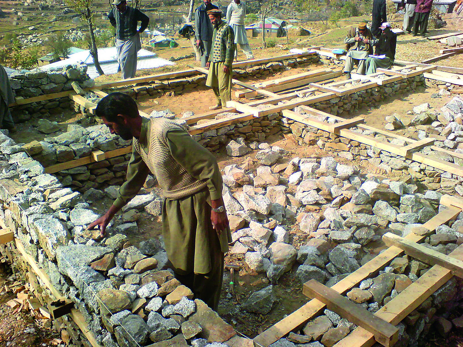 Ausfachung der Dhajji-Holzkonstruktion mit ¾ Steinen und ¼ Lehm oder Kalkmörtel