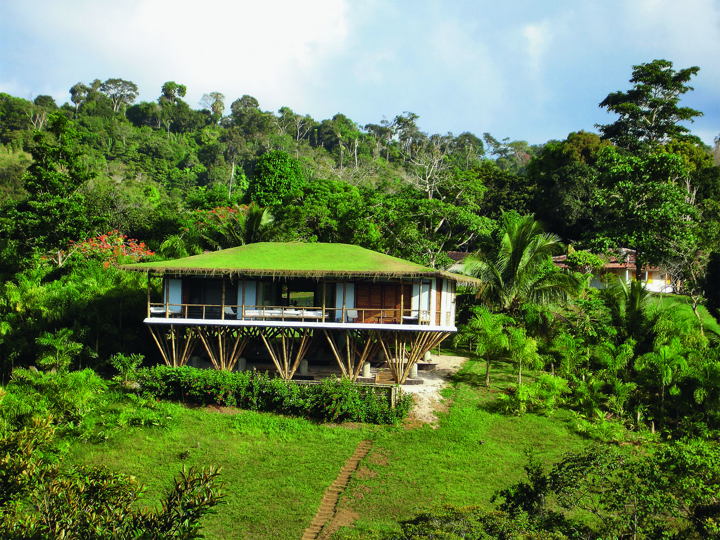 Ein anspruchsvolles Wohnhaus aus Bambus in Bahia (Brasilien). Auch die schräg gestellten Stützen bestehen aus Bambus
