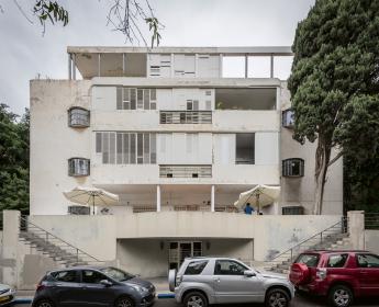 Dass der Architekt Oskar Kaufmann zuvor das Hebbel-Theater in Berlin gebaut hatte, ist dem dramatisch inszenierten Eingang dieses Wohnhauses gut anzusehen. Eher untypisch ist der symmetrische Aufbau der Fassade. Ein Wolkenputz wirkt dieser Strenge entgegen.