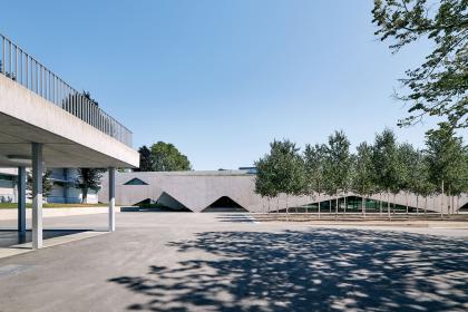 Vue du préau sur la salle de sport