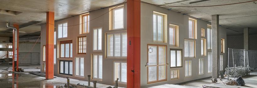 Die Fassade des Innenhofs im Basler Lysbüchel-Areal wurde von Baubüro in situ mit Fenstern aus Über- oder Reservebeständen von rund zehn Schweizer Fensterbauern erstellt. Hätte man sie hier nicht verwendet, wären sie als Sperrgut entsorgt worden. Foto von Martin Zeller. Die Fassade des Innenhofs im Basler Lysbüchel-Areal wurde von Baubüro in situ mit Fenstern aus Über- oder Reservebeständen von rund zehn Schweizer Fensterbauern erstellt. Hätte man sie hier nicht verwendet, wären sie als Sperrgut entsorgt worden. Foto von Martin Zeller.