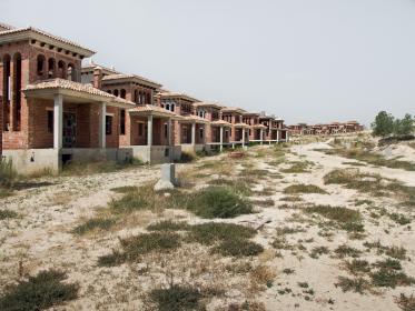 Modern ruins. A topography of profit Espagne, 2012 / Julia Schulz-Dornburg Ruines modernes. Une topographie du profit est un inventaire photographique de la construction spéculative à l’état d’abandon en Espagne. Il dépeint un paysage semé de groupes de bâtiments inachevés répartis sur le territoire national. La réalisation récente et à grande échelle de complexes de loisirs, d’enclaves touristiques et de toutes sortes de communautés résidentielles a non seulement transformé de vastes z Modern ruins. A topography of profit Espagne, 2012 / Julia Schulz-Dornburg Ruines modernes. Une topographie du profit est un inventaire photographique de la construction spéculative à l’état d’abandon en Espagne. Il dépeint un paysage semé de groupes de bâtiments inachevés répartis sur le territoire national. La réalisation récente et à grande échelle de complexes de loisirs, d’enclaves touristiques et de toutes sortes de communautés résidentielles a non seulement transformé de vastes z