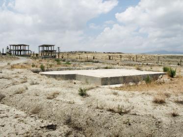 Modern ruins. A topography of profit Espagne, 2012 / Julia Schulz-Dornburg Ruines modernes. Une topographie du profit est un inventaire photographique de la construction spéculative à l’état d’abandon en Espagne. Il dépeint un paysage semé de groupes de bâtiments inachevés répartis sur le territoire national. La réalisation récente et à grande échelle de complexes de loisirs, d’enclaves touristiques et de toutes sortes de communautés résidentielles a non seulement transformé de vastes z Modern ruins. A topography of profit Espagne, 2012 / Julia Schulz-Dornburg Ruines modernes. Une topographie du profit est un inventaire photographique de la construction spéculative à l’état d’abandon en Espagne. Il dépeint un paysage semé de groupes de bâtiments inachevés répartis sur le territoire national. La réalisation récente et à grande échelle de complexes de loisirs, d’enclaves touristiques et de toutes sortes de communautés résidentielles a non seulement transformé de vastes z