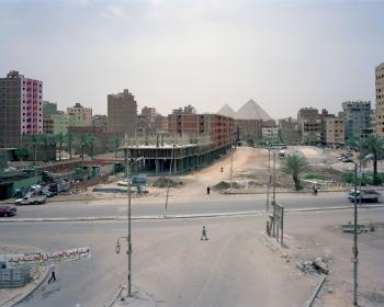 Cairo Ring Road Egypte, 2015 / Anthony Hamboussi Surplus ! Logements de la périphérie présente une sélection de photographies de Cairo Ring Road, un projet plus large sur le paysage urbain et architectural du Caire. Ces photographies, prises en périphérie de la ville, dépeignent l’ampleur et l’excès de la construction d’immeubles résidentiels, la forte densité et les vues dystopiques souvent désertes de logements du Caire contemporain. Des millions de mètres carrés de biens immobiliers in Cairo Ring Road Egypte, 2015 / Anthony Hamboussi Surplus ! Logements de la périphérie présente une sélection de photographies de Cairo Ring Road, un projet plus large sur le paysage urbain et architectural du Caire. Ces photographies, prises en périphérie de la ville, dépeignent l’ampleur et l’excès de la construction d’immeubles résidentiels, la forte densité et les vues dystopiques souvent désertes de logements du Caire contemporain. Des millions de mètres carrés de biens immobiliers in