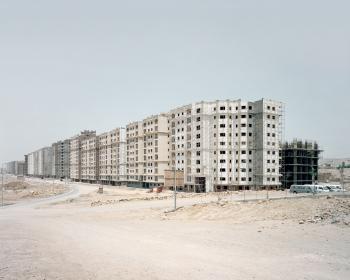 Cairo Ring Road Egypte, 2015 / Anthony Hamboussi Surplus ! Logements de la périphérie présente une sélection de photographies de Cairo Ring Road, un projet plus large sur le paysage urbain et architectural du Caire. Ces photographies, prises en périphérie de la ville, dépeignent l’ampleur et l’excès de la construction d’immeubles résidentiels, la forte densité et les vues dystopiques souvent désertes de logements du Caire contemporain. Des millions de mètres carrés de biens immobiliers in Cairo Ring Road Egypte, 2015 / Anthony Hamboussi Surplus ! Logements de la périphérie présente une sélection de photographies de Cairo Ring Road, un projet plus large sur le paysage urbain et architectural du Caire. Ces photographies, prises en périphérie de la ville, dépeignent l’ampleur et l’excès de la construction d’immeubles résidentiels, la forte densité et les vues dystopiques souvent désertes de logements du Caire contemporain. Des millions de mètres carrés de biens immobiliers in