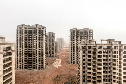 Apocalyptic Sublime, Chine, 2014 / Ibai Rigby La région d’Ordos est riche en ressources naturelles, l’eau exceptée. Si sa capitale, Dongsheng, venait à s’étendre du fait de l’exode rural, cela devrait être dans un endroit où l’accès à l’eau serait plus facile à assurer. Or le nouveau quartier de Kangbashi a été planifié entre trois réservoirs d’eau. Les nouveaux quartiers résidentiels qui se répandent comme des taches d’huile dans le paysage restent inhabités. De nombreux cit Apocalyptic Sublime, Chine, 2014 / Ibai Rigby La région d’Ordos est riche en ressources naturelles, l’eau exceptée. Si sa capitale, Dongsheng, venait à s’étendre du fait de l’exode rural, cela devrait être dans un endroit où l’accès à l’eau serait plus facile à assurer. Or le nouveau quartier de Kangbashi a été planifié entre trois réservoirs d’eau. Les nouveaux quartiers résidentiels qui se répandent comme des taches d’huile dans le paysage restent inhabités. De nombreux cit
