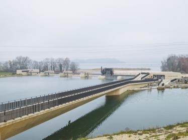 AUSZEICHNUNG – Wasserkraftwerk Hagneck, Bielersee BE: Umbau und Modernisierung des Wasserkraftwerks Hagneck am Bielersee repräsentierten für die Jury einen Dreiklang aus moderner Kraftwerkstechnik, sensibler Architektur und landschaftlicher Einbettung. Somit sind sie «ein wegweisendes Beispiel für die in den nächsten Jahren in grosser Zahl zu erwartenden Erneuerungen von Kraftwerken». Neben allen technischen und gestalterischen Anforderungen trägt das Projekt dem Artenschutz Rechnung. AUSZEICHNUNG – Wasserkraftwerk Hagneck, Bielersee BE: Umbau und Modernisierung des Wasserkraftwerks Hagneck am Bielersee repräsentierten für die Jury einen Dreiklang aus moderner Kraftwerkstechnik, sensibler Architektur und landschaftlicher Einbettung. Somit sind sie «ein wegweisendes Beispiel für die in den nächsten Jahren in grosser Zahl zu erwartenden Erneuerungen von Kraftwerken». Neben allen technischen und gestalterischen Anforderungen trägt das Projekt dem Artenschutz Rechnung.