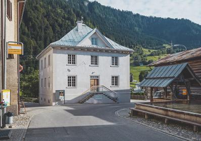 AUSZEICHNUNG – Altes Schulhaus Valendas GR: Das leer stehende alte Schulhaus des Bündner Dorfs Valendas wurde von Nickisch Walder Architekten und ihrem Bauleiter Franz Bärtsch sensibel zum Besucherzentrum des neuen Naturparks Beverin umgebaut. Das Projekt ist die aktuellste Intervention einer Reihe beispielhafter lokaler Initiativen, die der Entvölkerung erfolgreich entgegentreten, wie es im Urteil der Jury heisst. AUSZEICHNUNG – Altes Schulhaus Valendas GR: Das leer stehende alte Schulhaus des Bündner Dorfs Valendas wurde von Nickisch Walder Architekten und ihrem Bauleiter Franz Bärtsch sensibel zum Besucherzentrum des neuen Naturparks Beverin umgebaut. Das Projekt ist die aktuellste Intervention einer Reihe beispielhafter lokaler Initiativen, die der Entvölkerung erfolgreich entgegentreten, wie es im Urteil der Jury heisst.