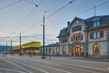 AUSZEICHNUNG – Ausbau Bahnhof Zürich Oerlikon: Den beteiligten Planern gelang es, trotz einer Vielzahl von Beteiligten, dem Bauen unter Betrieb und mehrfacher Erweiterung des Bauprogramms dem Gebäude eine gestalterisch einheitliche Handschrift zu geben. AUSZEICHNUNG – Ausbau Bahnhof Zürich Oerlikon: Den beteiligten Planern gelang es, trotz einer Vielzahl von Beteiligten, dem Bauen unter Betrieb und mehrfacher Erweiterung des Bauprogramms dem Gebäude eine gestalterisch einheitliche Handschrift zu geben.