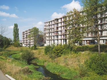 AUSZEICHNUNG – Kraftwerk1 Zwicky Süd, Dübendorf ZH: Mit der Siedlung «Zwicky Süd» stellte die Genossenschaft Kraftwerk1 auf dem 24 ha grossen Gelände der ehemaligen Spinnerei Zwicky in Dübendorf unter Beweis, dass neben Energieeffizienz und partizipativer Planung noch viel mehr möglich ist: Inklusion und Solidarität – über Generationen, Nationen und soziale Grenzen hinweg. Rund 300 Personen aus zwölf Ländern wohnen in der Siedlung, unter ihnen auch fünf Flüchtlingsfamilien. AUSZEICHNUNG – Kraftwerk1 Zwicky Süd, Dübendorf ZH: Mit der Siedlung «Zwicky Süd» stellte die Genossenschaft Kraftwerk1 auf dem 24 ha grossen Gelände der ehemaligen Spinnerei Zwicky in Dübendorf unter Beweis, dass neben Energieeffizienz und partizipativer Planung noch viel mehr möglich ist: Inklusion und Solidarität – über Generationen, Nationen und soziale Grenzen hinweg. Rund 300 Personen aus zwölf Ländern wohnen in der Siedlung, unter ihnen auch fünf Flüchtlingsfamilien.
