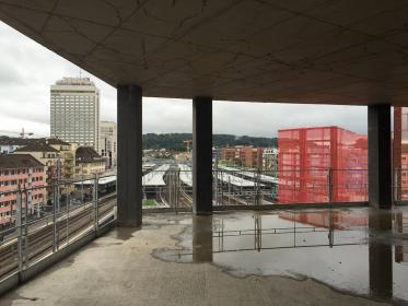 Blick vom Hochhaus auf den Bahnhof Oerlikon: Näher geht es nicht, man gelangt direkt von den Gleisen ins Hochhaus. Blick vom Hochhaus auf den Bahnhof Oerlikon: Näher geht es nicht, man gelangt direkt von den Gleisen ins Hochhaus.