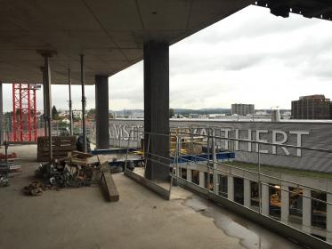 Auch auf der Rückseite ist das Nachbarhaus sehr nah. Darin ist zurzeit Amstein + Walthert untergebracht, der aktuelle HLKSE-/MSRL-Planer und künftige Ankermieter des Andreasturms. Auch auf der Rückseite ist das Nachbarhaus sehr nah. Darin ist zurzeit Amstein + Walthert untergebracht, der aktuelle HLKSE-/MSRL-Planer und künftige Ankermieter des Andreasturms.