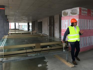 Maximilian Müller von Implenia spricht über die komplexe Logistik, die eine derart in den Bestand eingezwängte Baustelle benötigt: Die Fassadenelemente beispielsweise müssen auf den Tag genau geliefert werden. Maximilian Müller von Implenia spricht über die komplexe Logistik, die eine derart in den Bestand eingezwängte Baustelle benötigt: Die Fassadenelemente beispielsweise müssen auf den Tag genau geliefert werden.