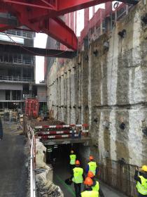 Die Baustelle liegt direkt am Bahndamm, der mit einer Schlitzwand und zahlreichen Ankern gesichert werden musste. Die Baustelle liegt direkt am Bahndamm, der mit einer Schlitzwand und zahlreichen Ankern gesichert werden musste.