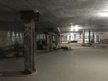 Blick ins 2. UG: Der Turm wird in Deckelbauweise gebaut, zeitgleich nach oben und nach unten. Die Wände in den Untergeschossen werden erst am Schluss erstellt. Blick ins 2. UG: Der Turm wird in Deckelbauweise gebaut, zeitgleich nach oben und nach unten. Die Wände in den Untergeschossen werden erst am Schluss erstellt.