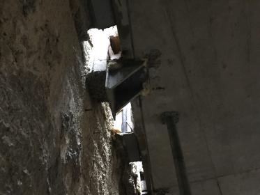 Anschlussdetail zwischen der Geschossdecke im 2. UG und der Schlitzwand zum Bahndamm: Schwarze Gummieinlagen verhindern, dass sich die Erschütterungen des Bahnverkehrs auf das Hochhaus übertragen. Anschlussdetail zwischen der Geschossdecke im 2. UG und der Schlitzwand zum Bahndamm: Schwarze Gummieinlagen verhindern, dass sich die Erschütterungen des Bahnverkehrs auf das Hochhaus übertragen.