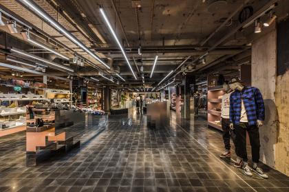 Kategorie: Shopbeleuchtung | KaDeWe Group Premium Verkaufsflächen / Oberpollinger: The Storey, München | Licht Kunst Licht AG Kategorie: Shopbeleuchtung | KaDeWe Group Premium Verkaufsflächen / Oberpollinger: The Storey, München | Licht Kunst Licht AG