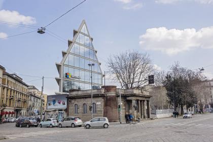 Der östliche Teil der Porta Volta vom Piazzale Antonio Baiamonti aus gesehen. Die Porta Volta wurde als eines der jüngsten Stadttore der Mailänder «Spanischen Mauer» im Jahr 1880 erbaut. Heute sind nur noch die beiden Zollgebäude rechts und links der Via Alessandro Volta (rechts) erhalten. Der östliche Teil der Porta Volta vom Piazzale Antonio Baiamonti aus gesehen. Die Porta Volta wurde als eines der jüngsten Stadttore der Mailänder «Spanischen Mauer» im Jahr 1880 erbaut. Heute sind nur noch die beiden Zollgebäude rechts und links der Via Alessandro Volta (rechts) erhalten.