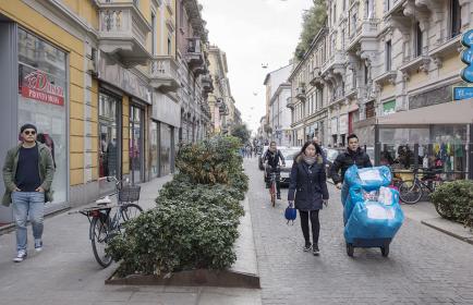 Die Via Paolo Sarpi ist das Tor zum Chinatown Mailands, dem grössten und ältesten chinesischen Quartier Italiens. Hier liessen sich ab den 1920er-Jahren Chinesen nieder, vor allem aus der Region Zheijang. Restaurants und Geschäfte für Textilien, Leder- und Billigwaren reihen sich aneinander, die Strasse ist weitgehend für den motorisierten Verkehr gesperrt. Handkarren und Velos prägen das Strassenbild. Die Via Paolo Sarpi ist das Tor zum Chinatown Mailands, dem grössten und ältesten chinesischen Quartier Italiens. Hier liessen sich ab den 1920er-Jahren Chinesen nieder, vor allem aus der Region Zheijang. Restaurants und Geschäfte für Textilien, Leder- und Billigwaren reihen sich aneinander, die Strasse ist weitgehend für den motorisierten Verkehr gesperrt. Handkarren und Velos prägen das Strassenbild.