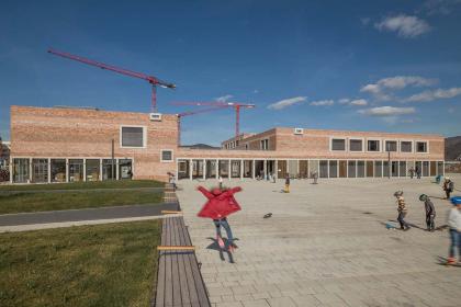 IBA_PROJEKT #030 B³ Gadamerplatz – Bildung, Betreuung, Begegnung Gadamerplatz | 69115 Heidelberg • Unterschiedliche Wissenseinrichtungen in einem Gebäudekomplex vereint das bereits realisierte B³ Gadamerplatz in der Bahnstadt: Eine Kindertagesstätte, eine Grundschule, eine Sporthalle und ein Bürgerhaus sollen einen Begegnungsort für alle Generationen in Heidelbergs jüngstem Stadtteil schaffen und zum Austausch anregen. IBA_PROJEKT #030 B³ Gadamerplatz – Bildung, Betreuung, Begegnung Gadamerplatz | 69115 Heidelberg • Unterschiedliche Wissenseinrichtungen in einem Gebäudekomplex vereint das bereits realisierte B³ Gadamerplatz in der Bahnstadt: Eine Kindertagesstätte, eine Grundschule, eine Sporthalle und ein Bürgerhaus sollen einen Begegnungsort für alle Generationen in Heidelbergs jüngstem Stadtteil schaffen und zum Austausch anregen.