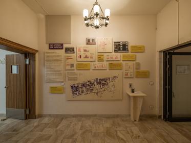 Die Ausstellung »Das Wissen der Stadt« wird im Mark Twain Center Römerstr. in der Heidelberger Südstadt gezeigt. Der Weg von der Idee zum Gebäude, Platz oder Park wird anhand von Entwürfen und Gutachten, Berichten aus Workshops und von den Baustellen anschaulich dargestellt. Interaktive Ausstellungselemente bieten die Möglichkeit zum Stöbern und Entdecken. Die Ausstellung »Das Wissen der Stadt« wird im Mark Twain Center Römerstr. in der Heidelberger Südstadt gezeigt. Der Weg von der Idee zum Gebäude, Platz oder Park wird anhand von Entwürfen und Gutachten, Berichten aus Workshops und von den Baustellen anschaulich dargestellt. Interaktive Ausstellungselemente bieten die Möglichkeit zum Stöbern und Entdecken.