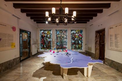 Die Ausstellung »Das Wissen der Stadt« wird im Mark Twain Center Römerstr. in der Heidelberger Südstadt gezeigt. Der Weg von der Idee zum Gebäude, Platz oder Park wird anhand von Entwürfen und Gutachten, Berichten aus Workshops und von den Baustellen anschaulich dargestellt. Interaktive Ausstellungselemente bieten die Möglichkeit zum Stöbern und Entdecken. Die Ausstellung »Das Wissen der Stadt« wird im Mark Twain Center Römerstr. in der Heidelberger Südstadt gezeigt. Der Weg von der Idee zum Gebäude, Platz oder Park wird anhand von Entwürfen und Gutachten, Berichten aus Workshops und von den Baustellen anschaulich dargestellt. Interaktive Ausstellungselemente bieten die Möglichkeit zum Stöbern und Entdecken.