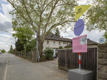 Die Ausstellung »Das Wissen der Stadt« wird im Mark Twain Center Römerstr. in der Heidelberger Südstadt gezeigt. Der Weg von der Idee zum Gebäude, Platz oder Park wird anhand von Entwürfen und Gutachten, Berichten aus Workshops und von den Baustellen anschaulich dargestellt. Interaktive Ausstellungselemente bieten die Möglichkeit zum Stöbern und Entdecken. Die Ausstellung »Das Wissen der Stadt« wird im Mark Twain Center Römerstr. in der Heidelberger Südstadt gezeigt. Der Weg von der Idee zum Gebäude, Platz oder Park wird anhand von Entwürfen und Gutachten, Berichten aus Workshops und von den Baustellen anschaulich dargestellt. Interaktive Ausstellungselemente bieten die Möglichkeit zum Stöbern und Entdecken.