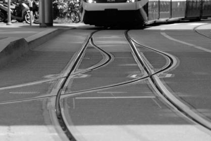 Delfin: Wenn die Hüllkurve, die das Tram beim Befahren einer Kurve beschreibt, mit den benachbarten Häusern in Konflikt geraten würde, muss das Tram eine ausholende Kurve fahren, also bei der Rechtskurve zuerst nach links ausweichen. Bei einem Lkw ist das selbstverständlich, beim Tram eher selten anzutreffen. Delfin: Wenn die Hüllkurve, die das Tram beim Befahren einer Kurve beschreibt, mit den benachbarten Häusern in Konflikt geraten würde, muss das Tram eine ausholende Kurve fahren, also bei der Rechtskurve zuerst nach links ausweichen. Bei einem Lkw ist das selbstverständlich, beim Tram eher selten anzutreffen.