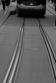 Vorgezogene Weichen: Wenn Weichen permanent von Motorfahrzeugen überfahren werden, verschleissen die beweglichen Teile der Weiche, die Zungen, viel schneller. Also legt man die Weichen in Bereiche, wo sie nicht überfahren werden. Vorgezogene Weichen: Wenn Weichen permanent von Motorfahrzeugen überfahren werden, verschleissen die beweglichen Teile der Weiche, die Zungen, viel schneller. Also legt man die Weichen in Bereiche, wo sie nicht überfahren werden.