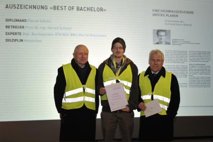 habg, Muttenz: Fachschaftsleiter Prof. Dr. Anton Steurer, Sieger Pascal Stöckli, Studiengangsleiter Prof Dr. Peter Gonsowski (Foto: Uwe W. Beier) habg, Muttenz: Fachschaftsleiter Prof. Dr. Anton Steurer, Sieger Pascal Stöckli, Studiengangsleiter Prof Dr. Peter Gonsowski (Foto: Uwe W. Beier)