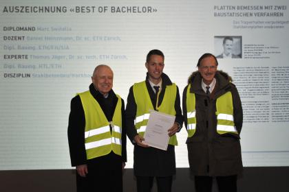 HSLU, Luzern: Fachschaftsleiter Prof. Dr. Anton Steurer, Sieger Marc Switalla, Studiengangsleiter Prof. Werner Rinderknecht (Foto: Uwe W. Beier) HSLU, Luzern: Fachschaftsleiter Prof. Dr. Anton Steurer, Sieger Marc Switalla, Studiengangsleiter Prof. Werner Rinderknecht (Foto: Uwe W. Beier)