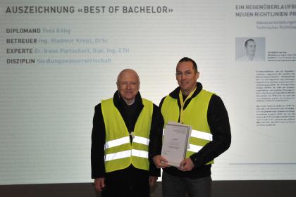 zhaw, Zürich: Fachschafts- und Studiengangsleiter Prof. Dr. Anton Steurer, Sieger Yves Küng (Foto: Uwe W. Beier) zhaw, Zürich: Fachschafts- und Studiengangsleiter Prof. Dr. Anton Steurer, Sieger Yves Küng (Foto: Uwe W. Beier)