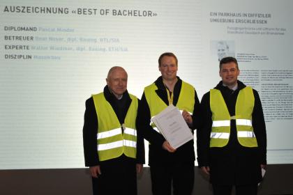 AHB, Burgdorf: Fachschaftsleiter Prof. Dr. Anton Steurer, Sieger Pascal Minder, Studiengangsleiter Prof. Dr. Markus Romani (Foto: Uwe W. Beier) AHB, Burgdorf: Fachschaftsleiter Prof. Dr. Anton Steurer, Sieger Pascal Minder, Studiengangsleiter Prof. Dr. Markus Romani (Foto: Uwe W. Beier)
