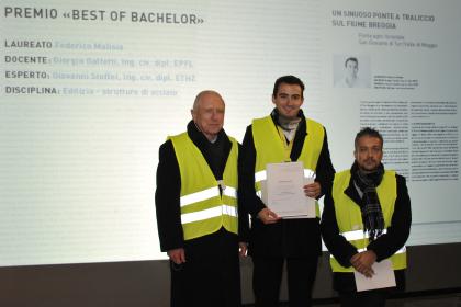 DACD, Lugano: Fachschaftsleiter Prof. Dr. Anton Steurer, Sieger Federico Malisia, Studiengangsleiter Prof. Manuel Lüscher (Foto: Uwe W. Beier) DACD, Lugano: Fachschaftsleiter Prof. Dr. Anton Steurer, Sieger Federico Malisia, Studiengangsleiter Prof. Manuel Lüscher (Foto: Uwe W. Beier)