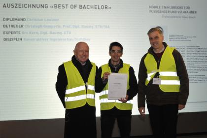 zhaw, Winterthur: Fachschaftsleiter Prof. Dr. Anton Steurer, Sieger Christian Lowiner, Studiengangsleiter Prof. Patrick Thalparpan (Foto: Uwe W. Beier) zhaw, Winterthur: Fachschaftsleiter Prof. Dr. Anton Steurer, Sieger Christian Lowiner, Studiengangsleiter Prof. Patrick Thalparpan (Foto: Uwe W. Beier)