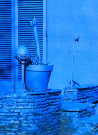 Blaue Farbe und blaues Licht in der Architektur Beliebte Farbe, wenig