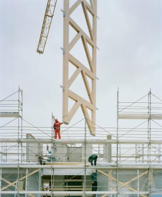 riesiger Fachwerkträger, der in die Fassade eingesetzt wird