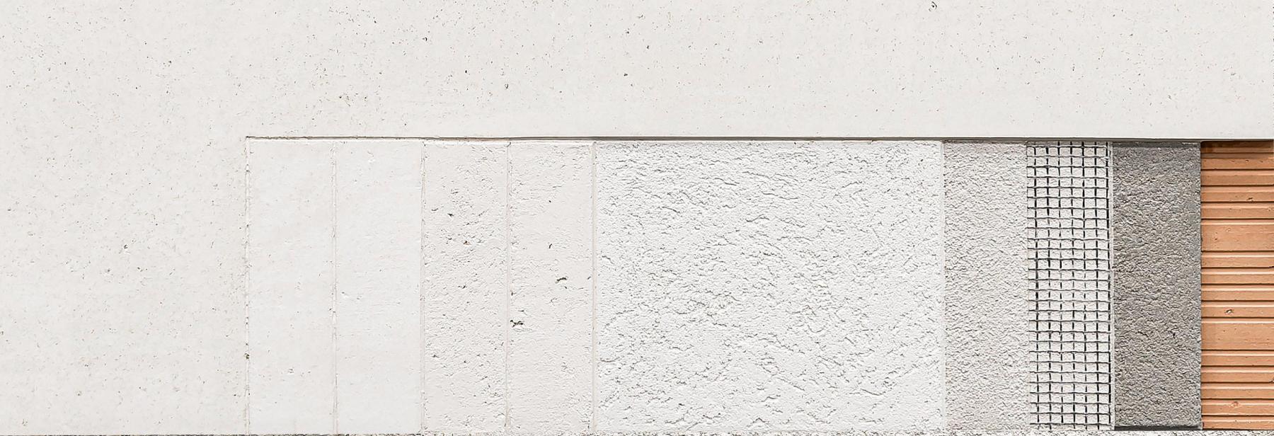 Neubau Haus Holdergasse, Vaduz: Bestehend aus mehreren, unterschiedlich zusammengesetzten Putzschichten bildet der traditionelle Marmorino-Aufbau nicht nur einen Deckputz, sondern ein Putzsystem. Foto: OLEX Digital by Marc Lins