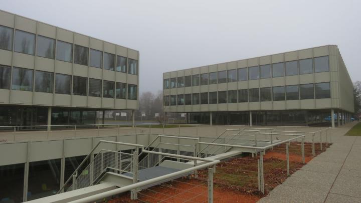 À l'origine du projet, le Gymnase Bienne-Seeland: peu d'ombre, de bancs et de végétation. Des étudiant-e-s ont développé des idées d’amélioration. De cette étude de cas est né le concept pédagogique Campus4Biodiversity.